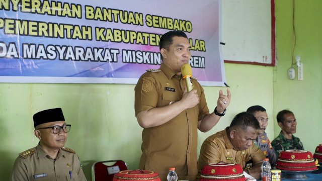 Pj Bupati Takalar Serahkan Bantuan Sembako untuk Masyarakat Miskin Ekstrem