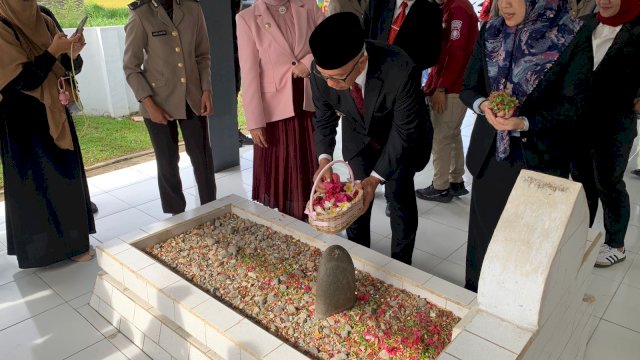 Jajaran Pemerintah Provinsi Gorontalo, TNI/Polri, dan Pemerintah Kabupaten Bone Bolango mengunjungi Makam Pahlawan Nasional Gorontalo Nani Wartabone, yang berlokasi di Desa Bube, Kecamatan Suwawa, Kamis (23/1/2025).