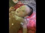 Viral Bayi Diberi Bedak Tabur Berlebihan di Wajah hingga Bersin-bersin 