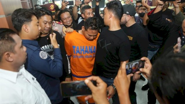 Tersangka pembunuhan Uswatun Hasanah, Rohmad Tri Hartanto (RTH) alias Antok diperkenalkan ke publik oleh Polda Jatim dalam press konferens di Surabaya, Senin (27/1/2025). (foto: Polda Jatim) 