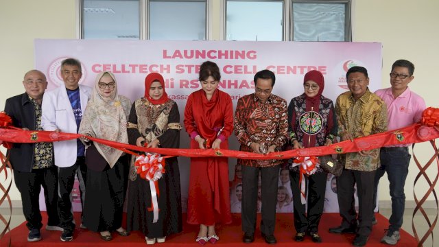 Rektor Unhas Prof Jamaluddin Jompa dan Direktur CSC WInski Tower Prof Deby (tengah) bersama Wakil Rektor dan manajemen meluncurkan layanan stem cell di RS Unhas Makassar, Sabtu (25/1/2025). (Foto Humas Unhas). 