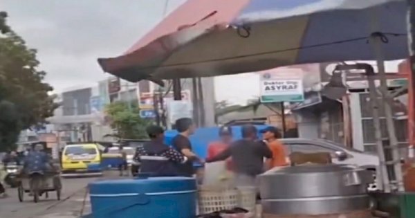 Viral Juru Parkir di Karawang Cekcok dengan Pengendara Mobil Gegara Uang Recehan