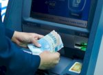 Viral, Netizen Bagikan Momen Narik Uang di ATM Tapi Ternyata Palsu 