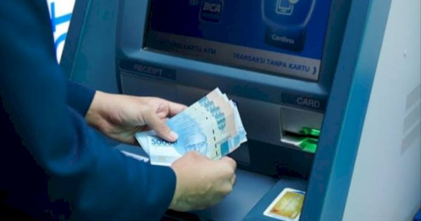 Viral, Netizen Bagikan Momen Narik Uang di ATM Tapi Ternyata Palsu 