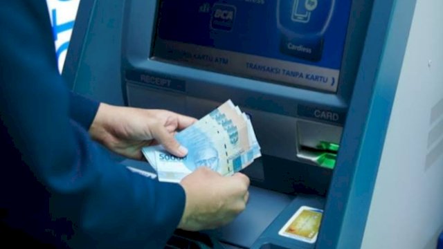 Viral, Netizen Bagikan Momen Narik Uang di ATM Tapi Ternyata Palsu 