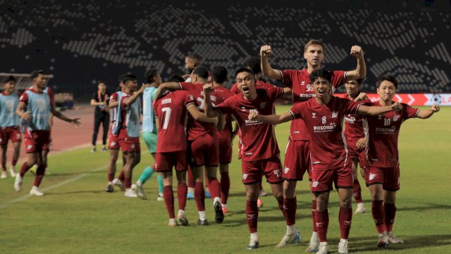 Selebrasi pemain PSM Makassar usai Nermin Haljeta mencetak gol kemenangan Juku Eja melawan PKR Svay Ring dalam laga lanjutan Grup A, Asean Cup Championship (ACC) di Stadion Olimpiade Phnom Penh, Kamboja pada Rabu malam (8/1/2025). (Foto: Official PSM Makassar) 