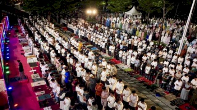 Salat subuh berjamaah di bulan Ramadan di Kota Makassar beberapa tahun lalu. (Foto: Pemkot Makassar) 