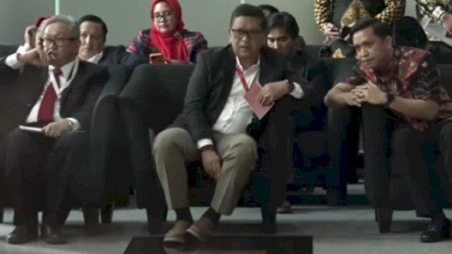 Sekjen PDIP, Hasto Kristiyanto saat memenuhi panggilan KPK di Gedung Merah Putih KPK, Jakarta Selatan, Senin (13/1/2025) usai ditetapkan sebagai tersangka kasus suap terhadap mantan Komisioner Komisi Pemilihan Umum (KPU) Wahyu Setiawan dan perintangan penyidikan dalam perkara korupsi Harun Masiku. 