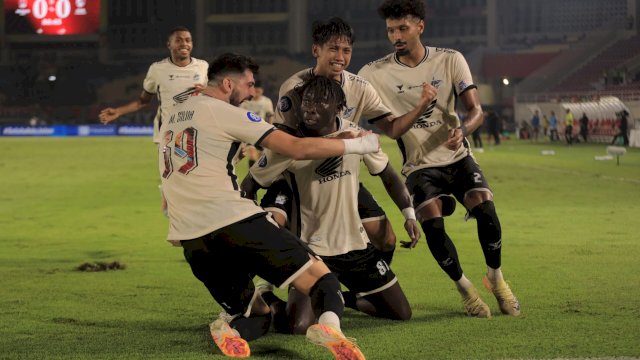 Pemain PSM Makassar merayakan gol Albertine Joao Pereira yang dicetak di menit 89 melalui sundulannya saat melawan Persis Solo, pada pekan 18 Liga 1 2024-2025 di Stadion Manahan Solo, Jawa Tengah, Senin (13/1/2025). (foto: PSM Makassar)