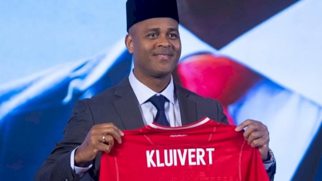 Pelatih Timnas Indonesia, Patrick Kluivert saat diperkenalkan PSSI. (foto: 433) 