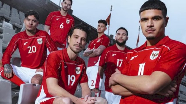 Potret sejumlah bintang Timnas Indonesia saat mengenakan jersey terbaru yang diperkenalkan apparel Erspo, Kamis (23/1/2025). (foto: Erspo Official) 