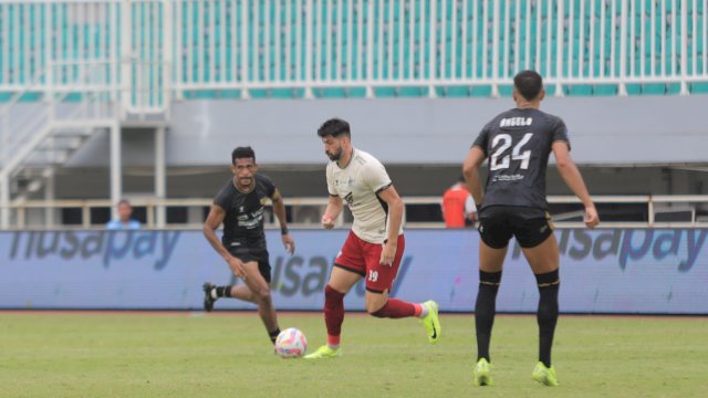 Pemain PSM Makassar Matheus Silva menggiring bola dengan dua kawalan pemain Dewa United pada duel pekan 20 Liga 1 2024-2025 di Stadion Pakansari, Bogor, Senin (27/1/2025). (foto: Official PSM Makassar) 