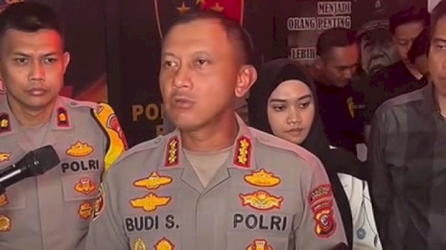 Kapolrestabes Bandung, Kombes Pol Budi Sartono saat dimintai keterangan terkait dugaan pelecehan turis asal Singapura oleh tiga remaja. 