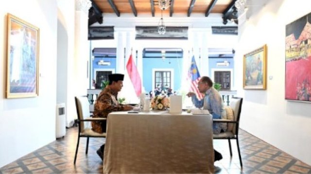 Presiden RI Prabowo Subianto melakukan pertemuan dengan PM Malaysia Anwar Ibrahim di Rumah Tangsi, Kuala Lumpur, Malaysia, Kamis (9/1/2025). (foto: BOMI Setpres) 