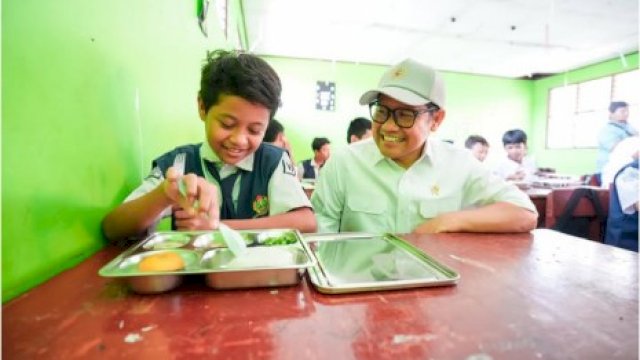 Menjo PM Muhaimin Iskandar saat meninjau salah satu sekolah bertepatan dengan berjalannya program Makan Bergizi Gratis. 