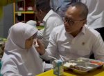Tinjau Program MBG, Zulkifli Hasan: Anak-anak di Makassar Cenderung Suka Makan Ikan