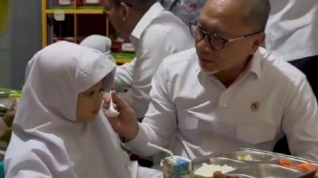 Tinjau Program MBG, Zulkifli Hasan: Anak-anak di Makassar Cenderung Suka Makan Ikan