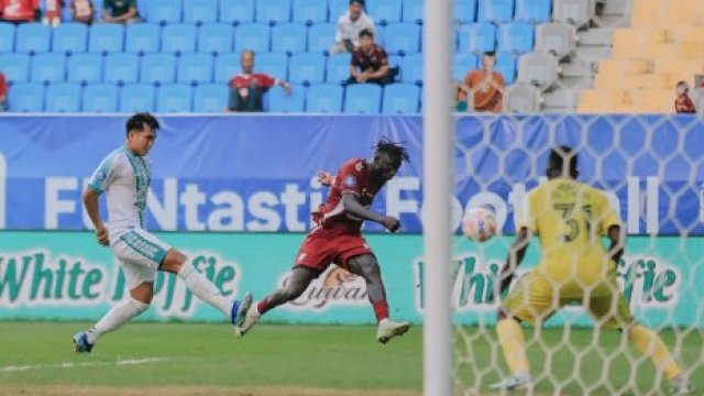 Albertine Joao Pereira saat melakukan sepakan kearah gawang PSBS Biak pada laga pekan 19 Liga 1 2024-2025, Sabtu (18/1/2025). (foto: Official PSM Makassar) 