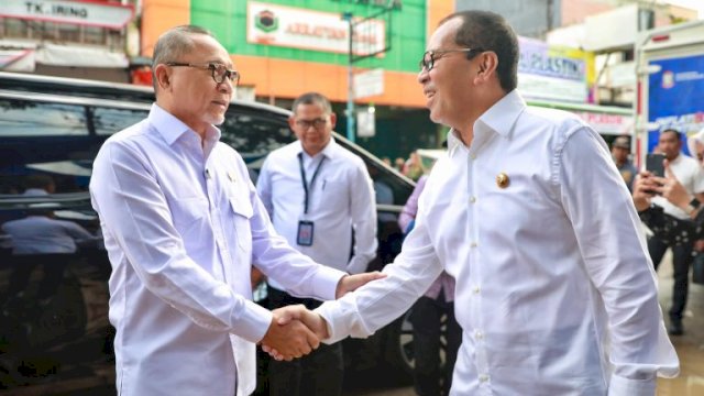 Wali Kota Makassar, Moh Ramdhan Pomanto saat mendampingi Menteri Koordinator Bidang Pangan Zulkifli Hasan, dan Menteri Perdagangan Budi Santoso melakukan peninjauan harga bahan pokok di Pasar Pa’baeng-baeng Jl Sultan Alauddin, Kota Makassar, Jumat (17/1/2025).