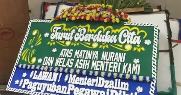 Pegawai Kemendikti Saintek Bentangkan Spanduk &#8220;Lawan Menteri Zalim&#8221;