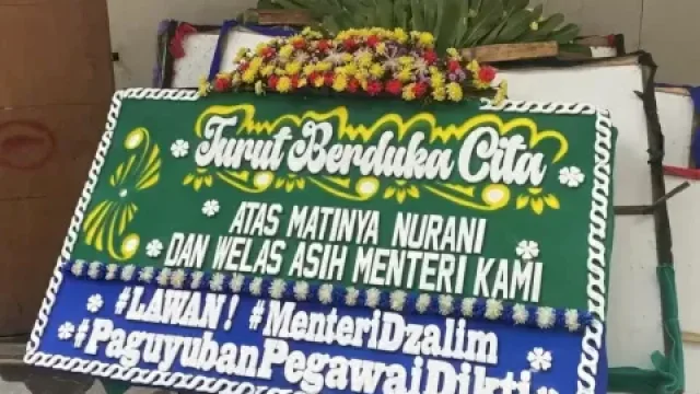 Pegawai Kemendikti Saintek Bentangkan Spanduk &#8220;Lawan Menteri Zalim&#8221;