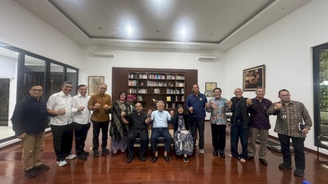 Isu perselisihan antara Menteri Pendidikan Tinggi, Sains, dan Teknologi (Mendiktisaintek), Satryo Soemantri Brodjonegoro, dengan beberapa pihak, termasuk Neni Herlina, akhirnya mencapai titik damai. Hal ini terwujud dalam pertemuan rekonsiliasi yang digelar pada Senin malam (20/1/2025) di rumah dinas Menteri, setelah aksi unjuk rasa ratusan ASN Kemendiktisaintek. (Istimewa)