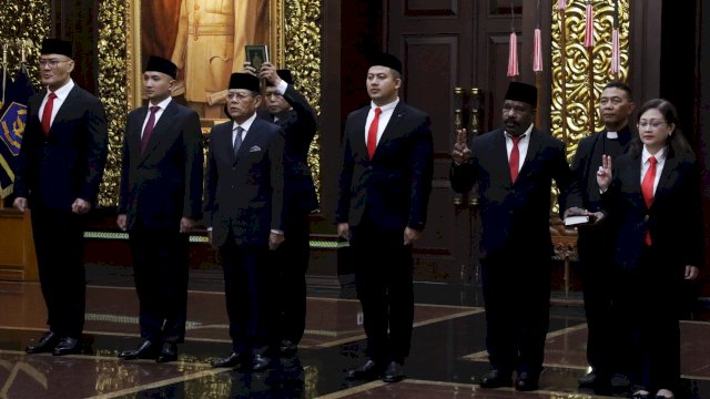 Menteri Pertahanan Republik Indonesia (Menhan RI) Sjafrie Sjamsoeddin saat melantik sejumlah staf termasuk Deddy Corbuzier sebagai Stafsus Kemhan. (foto: Kemhan) 