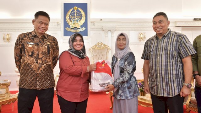 Kemensos Beri Bantuan 3.000 Paket Sembako Untuk Korban Banjir di Sulsel