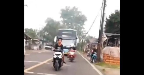 Bocah Terlindas Bus Hingga Tewas Saat Rekam Bus Telolet di Serang