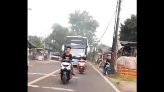 Bocah terlindas bus hingga meninggal dunia saat membuat konten berburu bus berklakson telolet di Serang. (Foto: Instagram @andreli_48)