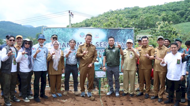 Tingkatkan Produktivitas, Pj Gubernur Sulsel-Pj Bupati Takalar Tanam Serentak Agroforestri Pangan