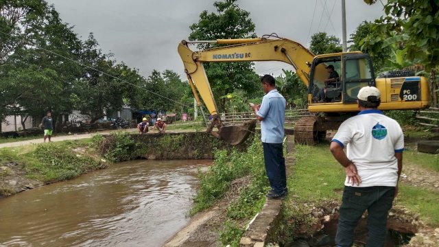 Potret PDAM Makassar melakukan pengerukan sedimen lumpur akibat longsor yang terjadi di saluran air baku sekitar Sungai Lekopancing yang ditengarai akibat aktivitas tambang di sekitar lokasi, Kamis (6/2/2025). 