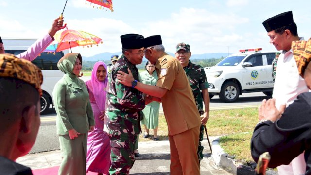 Kedatangan Pangdam XIII/Merdeka, Mayjen TNI Suhardi didampingi Ny. Evi Suhardi ke Provinisi Gorontalo yang disambut dengan rangkaian adat Mopotilolo oleh pemangku adat dan Pj Gubernur Gorontalo Rudy Salahuddin, di VIP Bandar Udara Djalaluddin Gorontalo, Senin, (10/20/2025).