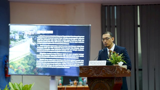 Andi Zulkifly menyampaikan orasi ilmiah Disertasi penyelesaian studi program Doktor Administrasi Publik Fakultas Ilmu Sosial dan Ilmu Politik Universitas Hasanuddin di Aula Lembaga Penelitian dan Pengembangan Masyarakat (LPPM) Unhas), Selasa (11/2/2025).