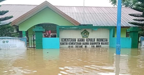 Penampakan Kantor Kemenag Maros Terendam Banjir Setinggi Dada Orang Dewasa