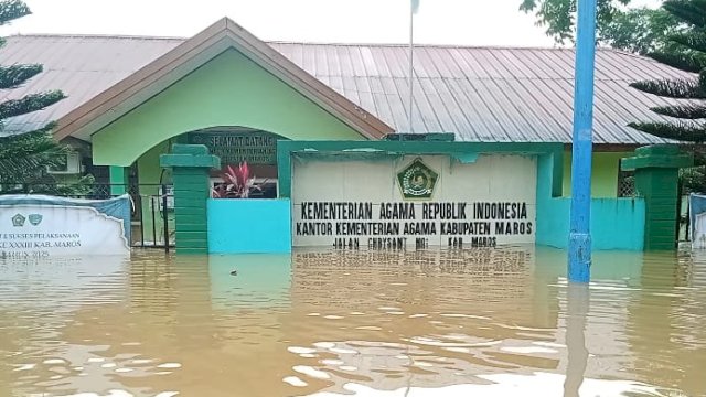 Penampakan Kantor Kemenag Maros Terendam Banjir Setinggi Dada Orang Dewasa