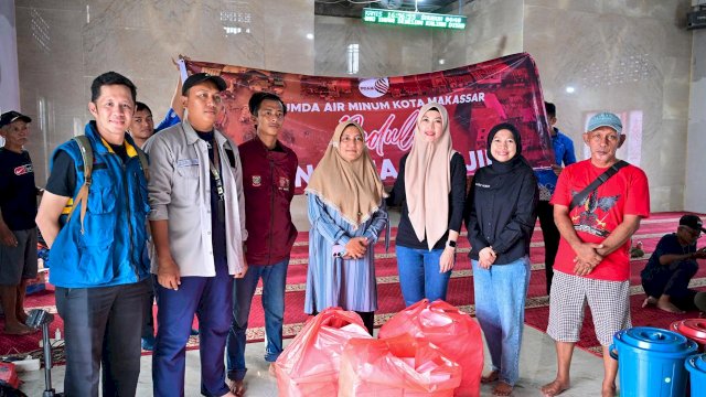 PDAM Makassar Salurkan 500 Paket Makanan ke Korban Banjir di Manggala 