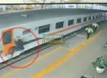 Diduga Terlambat, Penumpang Nekat Gelantungan di Pintu Kereta yang Melaju