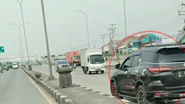 Aksi berbahaya mobil Fortuner melaju melawan arah di Jalan Pantura Demak, Jawa Tengah saat lalu lintas ramai. (Foto: Instagram @jeparahitzzz).