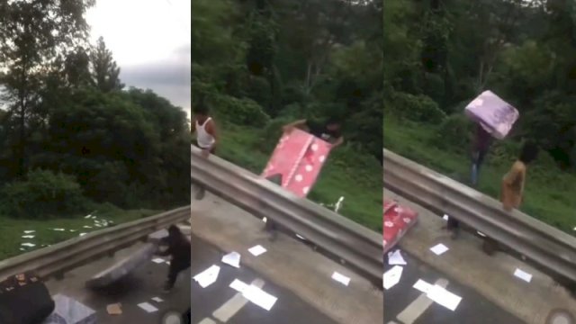 Warga menjarah kasur saat truk mengalami kecelakaan di Tol Cipularang. (Foto: X @Heraloebss)