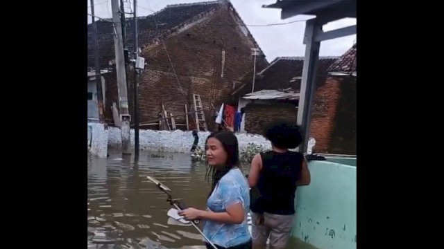 2 TikTokers diusir oleh warga korban banjir di Lampung. (Foto: Instagram @lambe_turah)