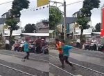 Bocah Nekat Berlari di Perlintasan Kereta Api dan Nyaris Tertabrak 