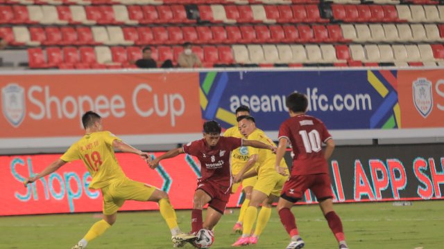 Gelandang PSM Makassar, Ananda Raihan dikepunh pemain Thanh Hoa dalam duel kelima Grup A, ACC 2024-2025 di Stadion Kapten I Wayan Dipta, Bali, Rabu (5/2/2025). (foto: Official PSM) 