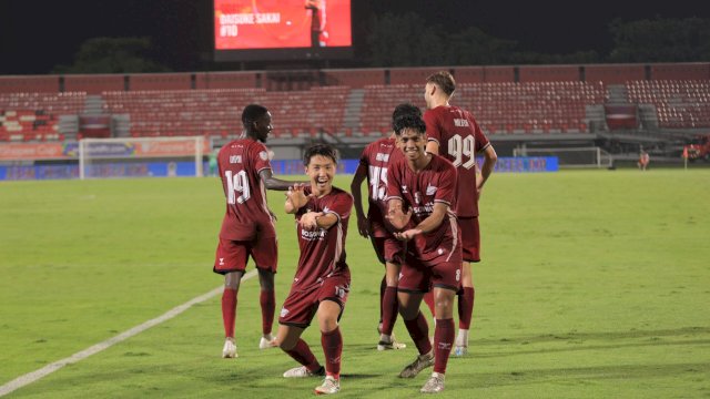 Selebrasi pemain PSM Makassar, Daisuke Sakai usai membobol gawang Thanh Hoa pada matchday kelima Grup A, ACC 2024-2025 di Stadion Kapten I Wayan Dipta, Bali, pada Rabu (5/2/2025). (foto: Official PSM Makassar) 