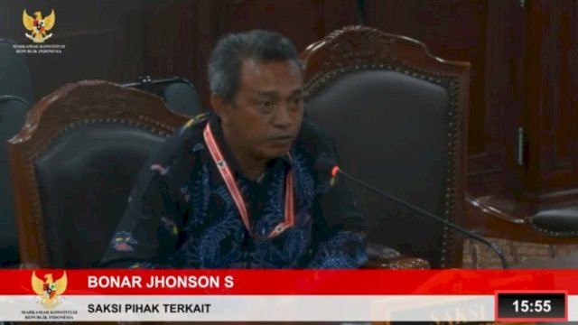 Kepala Sekolah PKBM Yusha, Bonar Johnson, saat memberikan kesaksian pada sidang pembuktian sengketa Pilwalkot Palopo di Mahkamah Konstitusi pada Jumat (7/2/2025). (Tangkapan layar YouTube MK)