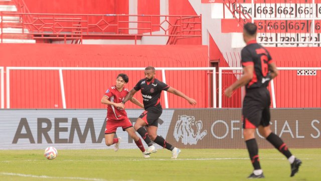 Pemain PSM Makassar, Victor Dethan saat berduel dengan lini belakang Arema FC pada laga pekan 22 Liga 1 2024-2025 di Stadion Soepriadi, Blitar, Senin (10/2/2025). (foto: Official PSM Makassar) 