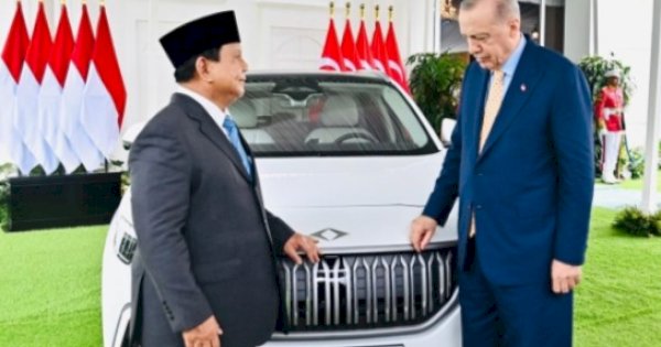 Presiden Turki Erdogan Serahkan Mobil Listrik Togg T10X ke Prabowo