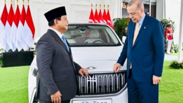 Presiden Turkiye Recep Tayyip Erdoğan menyerahkan satu unit mobil listrik Togg T10X kepada Presiden Republik Indonesia Prabowo Subianto pada Rabu, 12 Februari 2025 di Istana Kepresidenan Bogor, Provinsi Jawa Barat. (foto: BPMI Seteras) 