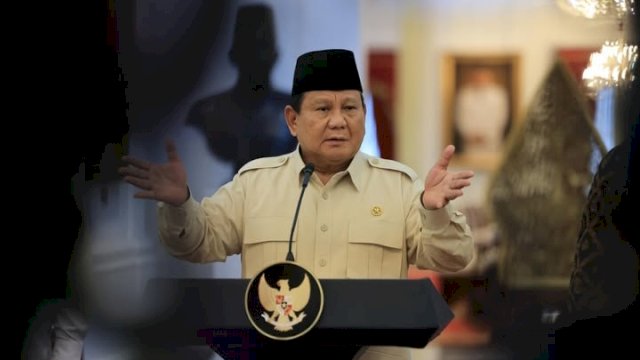 Presiden Prabowo Subianto saat menyampaikan Peraturan Pemerintah (PP) Nomor 8 Tahun 2025 di Istana Merdeka, Jakarta pada Senin (17/2/2025). (foto: BOMI Setpres) 