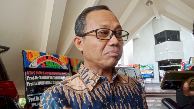 Wakil Rektor Bidang Akademik dan Kemahasiswaan, Prof. drg. Muhammad Ruslin, M.Kes., Ph.D,. Sp.BM(K) saat ditrmui di Rektorat Unhas, Selasa (18/2/2025). (foto: Abatanews)